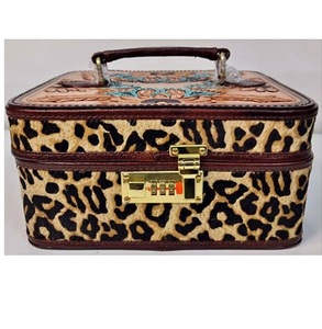 Estuche Organizador de Joyas Clásico con Diseño Floral en Relieve y Asa de Transporte Fácil para Guardar Anillos, Aretes y Collares - Product Image 1