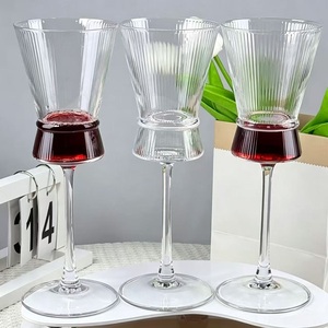Copa de Vino Vintage con Tallo Acanalado, Copa de Champán de Vidrio Transparente con Rayas Verticales para Comedor y Decoración de Mesa - Product Image 5