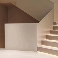 Escalier de villa en métal sur mesure, design minimaliste à bords arrondis, avec rampe en fer forgé, durable, design moderne pour intérieur