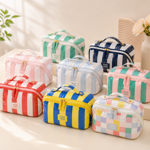 Pochette <span class=keywords><strong>de</strong></span> toilette en PVC rayée imperméable avec logo personnalisé et compartiment pour femmes, pour le voyage quotidien, le rangement des articles <span class=keywords><strong>de</strong></span> toilette et des parfums, pochette <span class=keywords><strong>de</strong></span> <span class=keywords><strong>maquillage</strong></span> - Product Image 1