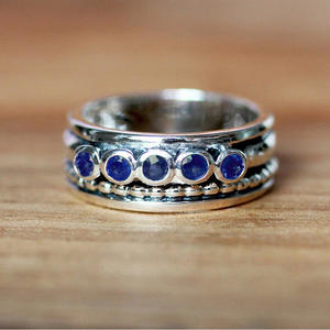 Anello H396 in Argento con Gemme, Montatura a Castone con Cinque Pietre Blu, Unisex per Uso Quotidiano - Product Image 1