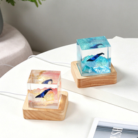Lampe de table cube en résine USB en forme de baleine, lumière de nuit LED 5000K avec base en bois massif, mini lampe souvenir d'anniversaire, vente en gros