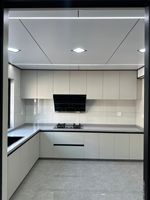 Aparador Moderno de Esquina sin Tiradores, Mueble de Almacenamiento en Laca Gris y Piedra Sinterizada para Comedor
