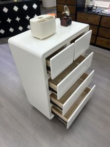 Comò Moderno Bianco in Legno a 5 Cassetti per Camera da Letto, Design Contemporaneo per Soggiorno - Product Image 5