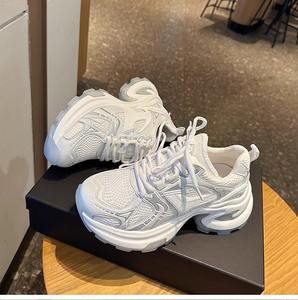 Chaussures décontractées tendance pour femme, style Dad Shoes, en maille légère argentée et blanche, à semelle épaisse, rehaussantes et amincissantes - Product Image 1