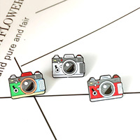 Pin de esmalte de metal brillante con diseño de dibujos animados de la serie de cómedia americana American Cross Fashion, con la frase 'Bite My Shiny Metal Ass', broche, insignia de solapa, regalo para fans
