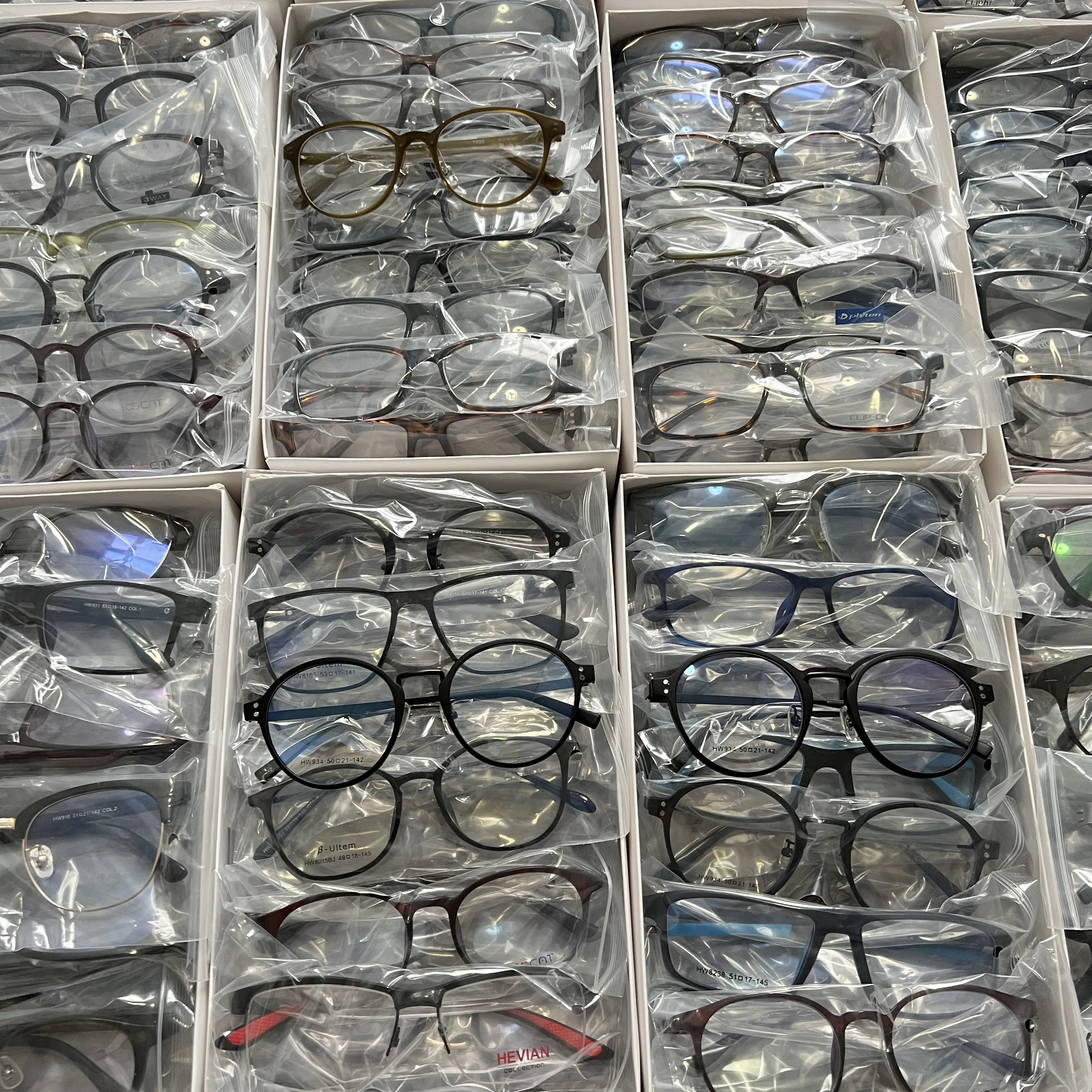 2023 Novo Estoque Apuramento Assorted Eyeglass Quadros Alta Qualidade TR Metal Quadros Ópticos