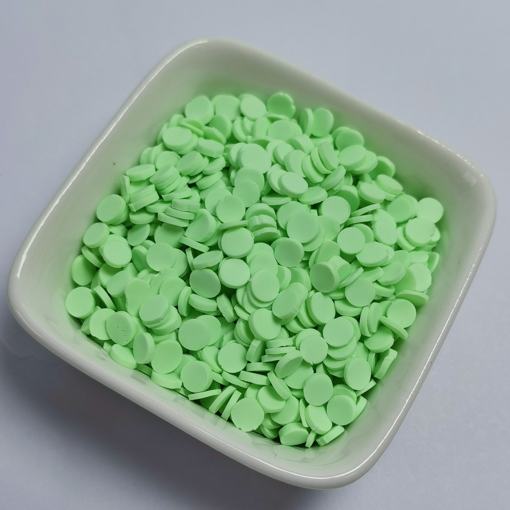 14#Vert pâle et tendre de la pelouse