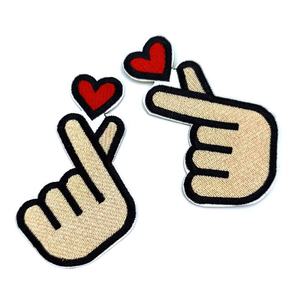 Delantal de trabajo para mujer con diseño de corazón bordado y gestos de mano, insignias de belleza, patrón de gestos con los dedos, tela vaquera, termoadhesivo - Product Image 1