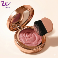 Poudre pressée Lilywild Mineral haute pigmentation, longue tenue, waterproof, rose embossée, pour le visage, boîtier rose doré, fini chatoyant clair.