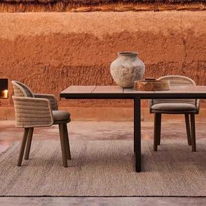 Ensemble de table et chaises de jardin en teck avec structure en alliage d'aluminium, résistant aux intempéries, design moderne et minimaliste - Product Image 1