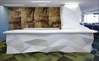 Comptoir de réception de luxe moderne en forme de diamant avec surface solide pour hôtel, école, hôpital - Comptoir de service personnalisable