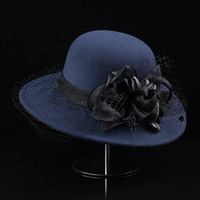 Chapeau élégant en coton pour femme avec décoration florale noire et rouge et voile pour occasions formelles et cérémonies