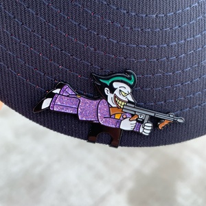 Pin y clip para gorra de béisbol de alta calidad con diseño de anime, dijes mexicanos personalizados, pin de metal esmaltado con diseño de arma animada para gorra - Product Image 1