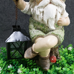 Sculpture en résine <span class=keywords><strong>de</strong></span> dessin animé elfe décoration <span class=keywords><strong>de</strong></span> jardin extérieur décorations <span class=keywords><strong>de</strong></span> noël statue gnome figurines avec lanterne <span class=keywords><strong>solaire</strong></span> vente en gros - Product Image 5