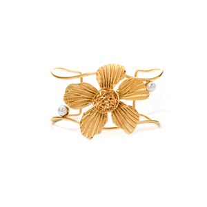 Brazalete con Flores Doradas y Detalles de Perlas, Acero Inoxidable 316L, Baño de Oro PVD, Diseño Sostenible - Product Image 2
