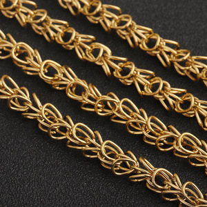 Collar Hecho a Mano con Cadena de Acero Inoxidable Chapado en Oro de 18k, Diseño de Flores Tejidas, Unisex, Regalo para Amantes de la Moda - Product Image 3