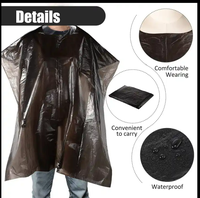 Capas de salón de plástico baratas PE corte de pelo bata de peluquería capa desechable de peluquero negro