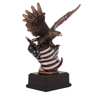 Tượng Đại Bàng Mỹ Bằng Nhựa, Đại Bàng Hói Đầu Với Đôi Cánh Dang Rộng Ôm Chặt Trên Bức Tượng Cờ Mỹ - Product Image 3