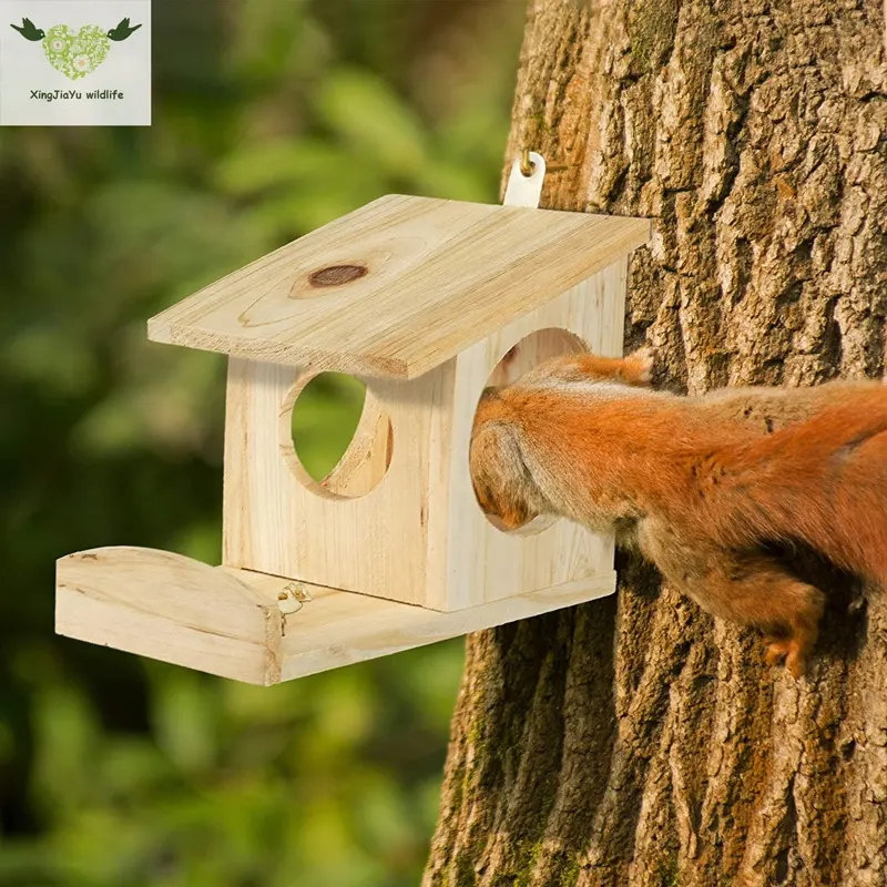小動物のための貯蔵された動物の特徴を備えた木造の家の形をした食品貯蔵ボウルをぶら下げているリスバードフィーダー