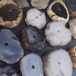 Top Drilled Agate Quartz Slice Figurine Irregular Shape Gemstone Crafts Feng Shui Crystal Mascot Holiday Decoration Christmas - Product Image 4