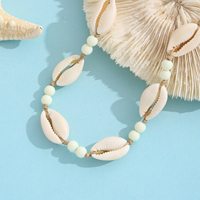 Collier pour femme en corde avec imitation de coquillages de cauris et perles blanches naturelles, nœud coulissant réglable, thème vie marine, idéal pour les fêtes, la plage et comme cadeau