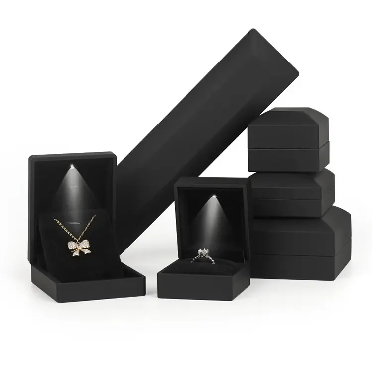 SKQ OEM Kotak Perhiasan Lampu Cincin Ukuran Kustom LOGO Penyimpanan Display Case dengan LED untuk Cincin Gelang