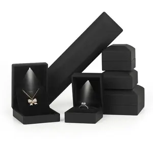 SKQ OEM-caja de anillo de luz con logotipo personalizado, caja de exhibición de joyería con LED para pulsera de anillo