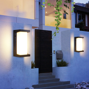 โคมไฟติดผนังโพสต์สีดําประเภทโคมไฟแขวนผนังกลางแจ้งพร้อมหลอดไฟ LED รวมโคมไฟติดผนังขนาดใหญ่ในสวน E27