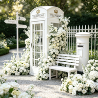 Cabines téléphoniques londoniennes blanches en 5 parties avec boîte aux lettres et chemin de fleurs artificielles pour décoration de mariage