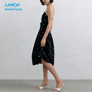 Fabricant de vêtements sur mesure OEM Robe mi-longue plissée sans bretelles à pois pour femmes avec poches latérales - Product Image 2