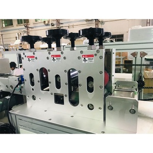 Full auto máscara médica que faz a máquina com <span class=keywords><strong>3</strong></span> ply máscara que faz a máquina máquinas de solda da orelha interna <span class=keywords><strong>loop</strong></span> - Product Image 2