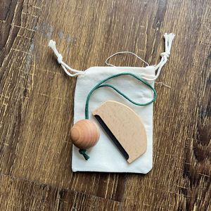 Removedor de Bolitas de Suéter de Madera con Logotipo Personalizable, Juego de Peines para Tejidos y Cachemira con Bolsa y Bolas de Cedro - Product Image 3