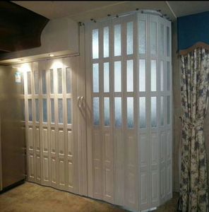 Puerta de acordeón plegable Invisible de PVC moderna para el hogar a prueba de viento para sala de estar partición de cocina Diseño deslizante de supermercado - Product Image 1