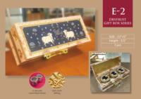 Traditionelle Pyramiden-Religionsmusik-Liebesdesign Umweltfreundliche Trockenfrüchte-Geschenkbox-Set 13x5 Zoll 3 Gläser Handgefertigtes Harz-Satin-Futter