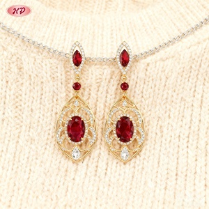 Hengdian Jewelry Wholesale - Pendientes Colgantes Huecos de Zirconia Roja Chapados en Oro de 18K Estilo Vintage, Unisex, para Fiestas, Bodas, Oficina (MOQ 12) - Product Image 1