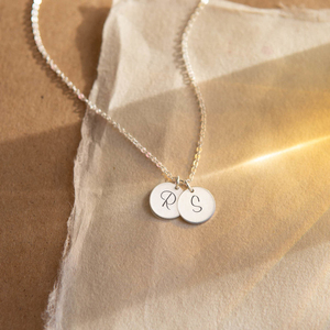 13MM Edelstahl gravierte personal isierte Scheiben kette mit winzigen anfänglichen benutzer definierten Kinder Initialen Halskette Buchstaben Geschenk für Mama - Product Image 3