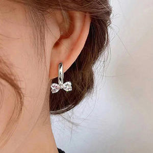 Orecchini a cerchio Mooncita in oro con fiocco e strass in cristallo, montatura a griffe, per donna, da indossare tutti i giorni, stile carino, placcati oro 18K - Product Image 5