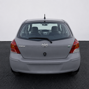 Berline compacte d'occasion d'origine japonaise, cinq places, bien entretenue et confortable, conduite à gauche, exportation en gros pour concessionnaires étrangers pour Yaris - Product Image 1