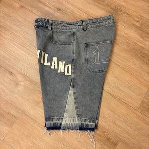 Pantalones Cortos Vaqueros de Mezclilla con Dobladillo sin Rematar y Bordado Personalizado de Topshow Streetwear, Pantalones Cortos Vaqueros Desgastados para Hombre - Product Image 3