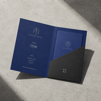 Folder Kartu Kunci Kamar Biru Bauhaus Cetak Khusus Dengan Tanda Heksagon Garis dan Detail Wifi untuk Paket Perlengkapan Hotel