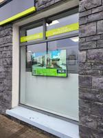 Écran tactile 4k de kiosque d'affichage de fenêtre d'ultra haute luminosité pour l'affiche intelligente d'écran de publicité de Windows