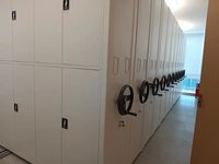 Compacteur de rangement mobile à volant pour archives métalliques, idéal pour les bibliothèques scolaires, optimisant l'espace