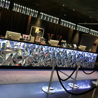 Comptoir de réception en verre et pierre moderne, durable et haut de gamme, personnalisé avec éclairage LED pour hôtel et centre commercial