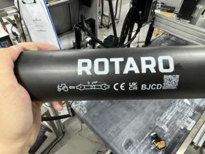 Imprimante à jet d'encre UV OMA A900 haute vitesse <span class=keywords><strong>de</strong></span> 108mm <span class=keywords><strong>de</strong></span> caractère anti-décoloration pour l'impression <span class=keywords><strong>de</strong></span> données variables en caoutchouc/papier/acrylique <span class=keywords><strong>QR</strong></span>/<span class=keywords><strong>Code</strong></span> à barres - Product Image 3