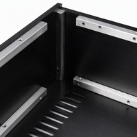 Boîtier en acier noir mat thermolaqué, rails de support en aluminium pliés avec précision, base ventilée pour contrôle industriel