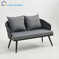 Canapé d'extérieur moderne en corde tressée avec table basse minimaliste en ardoise et structure en aluminium pour balcon et salle à manger