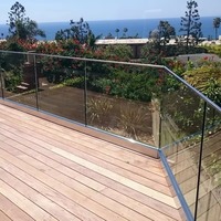 Escalier en bois à double poutre en acier noir avec garde-corps en verre pour villa