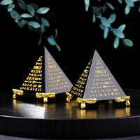 Großhandel Natürliche Schwarze Obsidian-Pyramide mit Goldenen Ägyptischen Hieroglyphen für Energieschutz und Feng Shui Dekoration