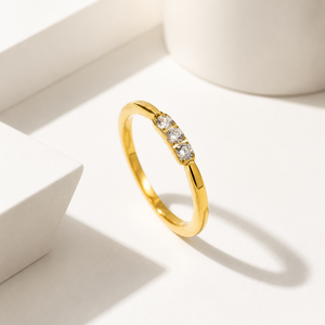 Anillo de Tres Piedras de Acero Inoxidable con Baño de Oro de 14K y Banda Delgada con Tres Circonitas Redondas Transparentes - Product Image 1